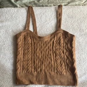Brown knitted cropped shirt.